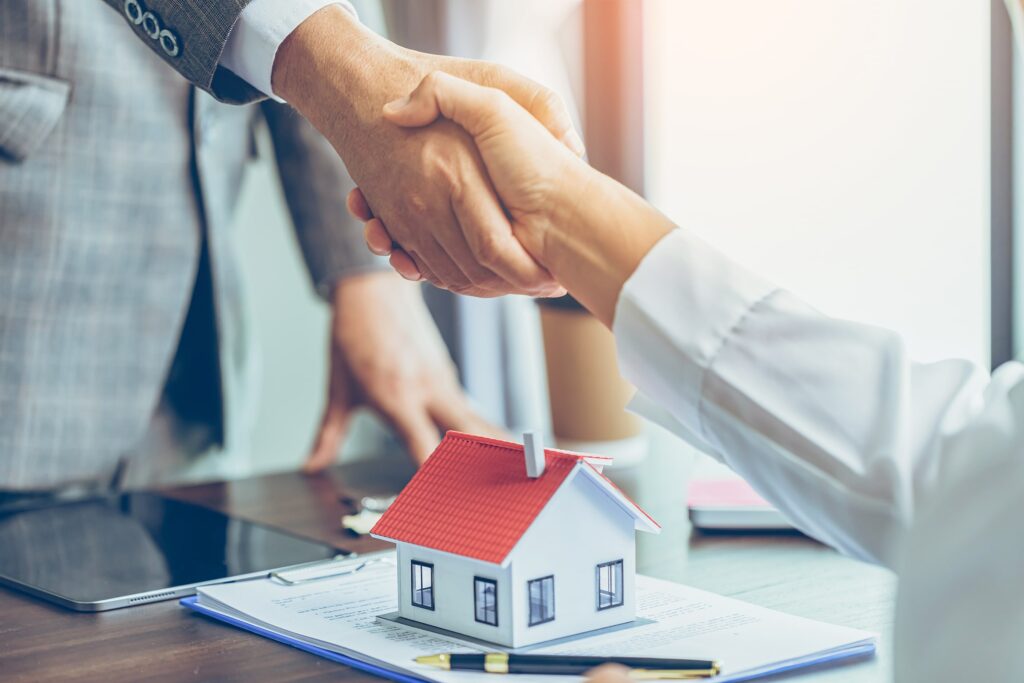 independent insurance agent and client shaking hands