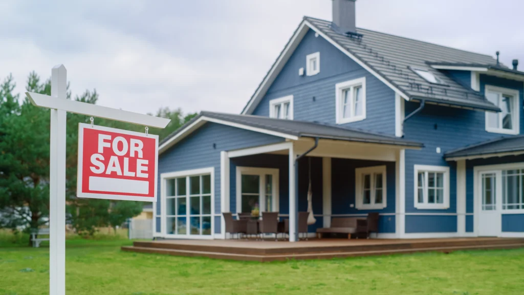 Homeowners insurance for first-time buyers before closing on suburban home with for sale sign